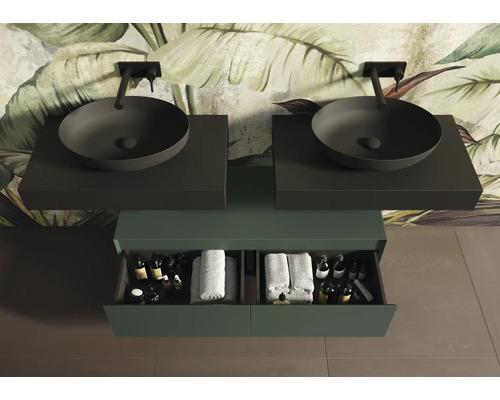 Badezimmer mit Doppelwaschbecken, Unterschrank und tropischer Tapete