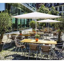 Außenbereich mit Tischen, Stühlen und Sonnenschirmen auf einer Terrasse