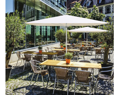 Außenbereich mit Tischen, Stühlen und Sonnenschirmen auf einer Terrasse