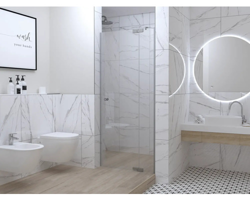 Modernes Badezimmer mit Dusche, Waschbecken, Spiegel und Toilette