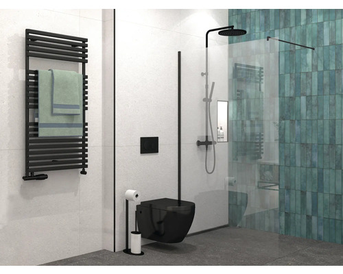 Modernes Badezimmer mit Handtuchwärmer, Toilette und Dusche mit Duschwand