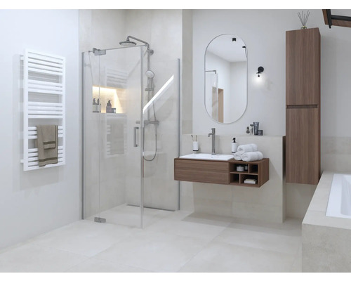 Helles Badezimmer mit Dusche, Waschbeckenunterschrank, Spiegel, Handtuchwärmer und Badewanne