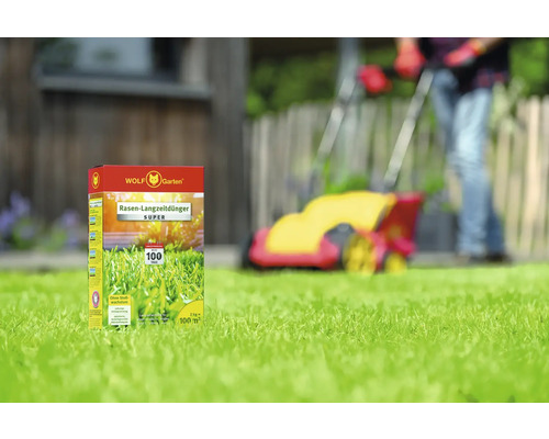Wolf Garten Logo. Packung Rasen Langzeitdünger Super mit Rasenfläche und Rasenmäher im Hintergrund.