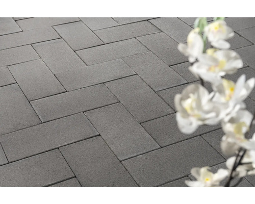 Graue Pflastersteine im Fischgrätenmuster