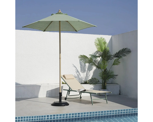 Szene mit Sonnenschirm, Liegestuhl und Pflanze neben einem Pool