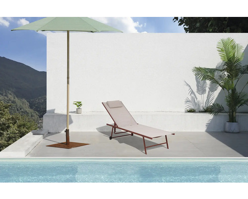 Szene mit Sonnenschirm, Liegestuhl und Pool für den Außenbereich