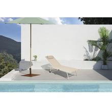Szene mit einem Sonnenschirm, einer Sonnenliege und Pflanzen neben einem Pool