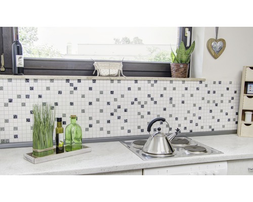 Küchenszene mit Mosaikfliesen, Wasserkocher und Dekoration