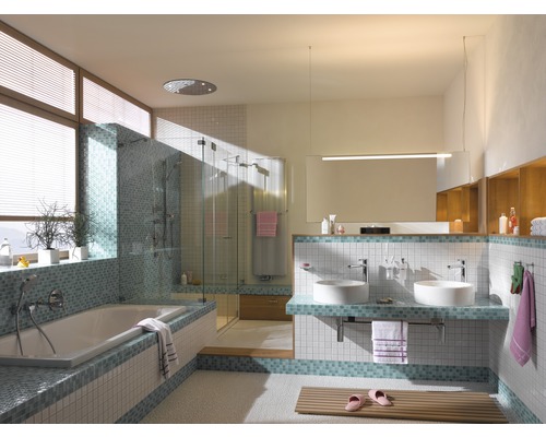 Badezimmer mit Badewanne, Dusche, Waschbecken und Fliesen