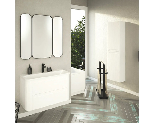 Badezimmer mit Waschbeckenunterschrank, Spiegel, Handtuchhalter und Hochschrank in einem hellen Design