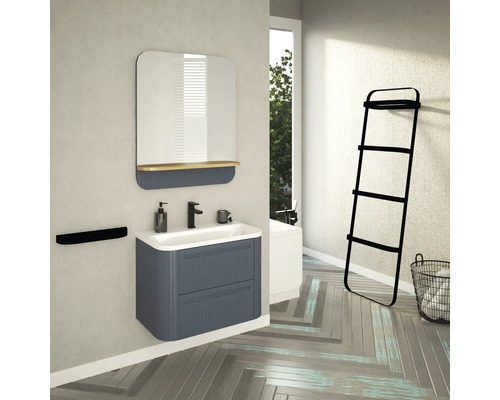 Modernes Badezimmer mit Waschbeckenunterschrank, Spiegel, Handtuchhalter und Leiterregal