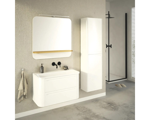 Badezimmer mit Waschbeckenunterschrank, Spiegel, Hochschrank und Dusche