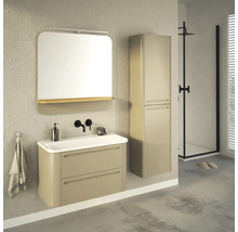 Badezimmer mit Waschtischunterschrank, Spiegel, Spiegellampe und Hochschrank