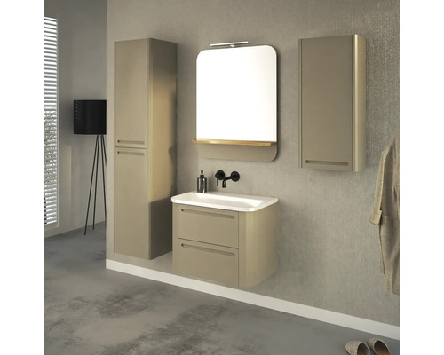 Badezimmer mit Waschtisch, Spiegelschrank, Hängeschrank und Hochschrank für ein modernes Badezimmerdesign.