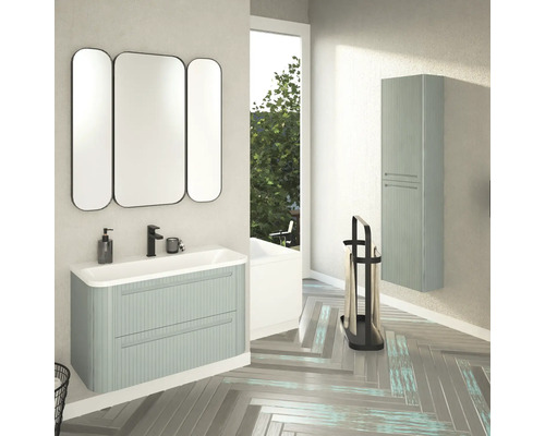 Badezimmer mit Waschtisch, Spiegel, Hochschrank und Handtuchhalter