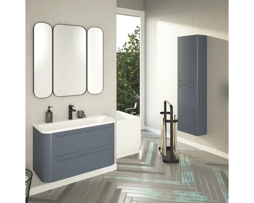 Modernes Badezimmer mit Waschtisch, Spiegel, Hochschrank und Handtuchhalter