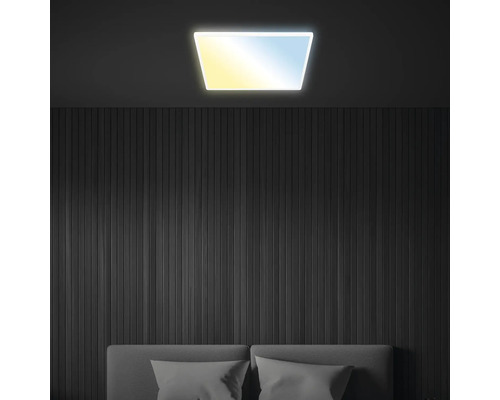 Deckenleuchte in einem Schlafzimmer mit Bett.