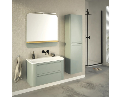 Badezimmer mit Waschtisch, Spiegel, Hochschrank und Dusche.