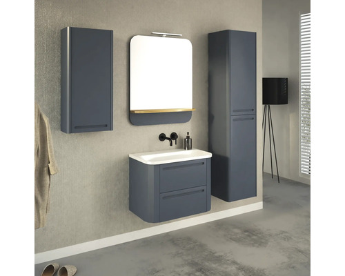 Badezimmer mit Waschtischunterschrank, Spiegelschrank und Hochschrank