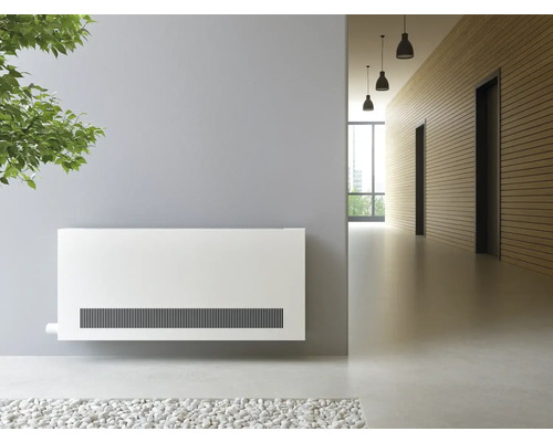 Szene mit einem weißen Heizkörper an einer Wand in einem hellen Flur.