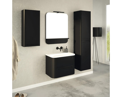 Badezimmerensemble mit Waschtisch, Spiegelschrank und Hochschrank in hellem Raum