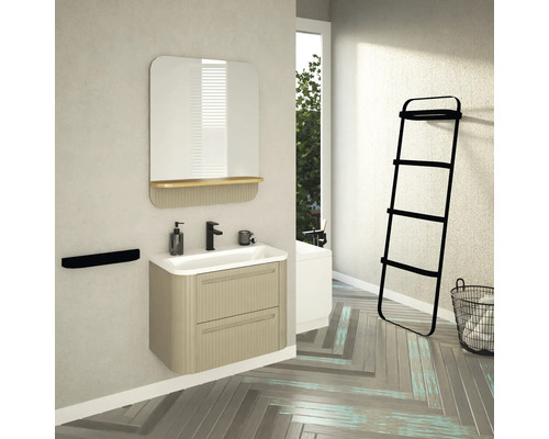 Badezimmer mit Waschtischunterschrank, Spiegel, Handtuchhalter und Leiterregal