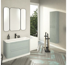 Badezimmer mit Waschbeckenunterschrank, Spiegelschrank, Handtuchhalter und Hochschrank