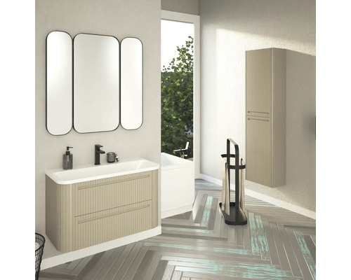 Badezimmer mit Waschtisch, Spiegelschrank, Handtuchhalter und Badewanne