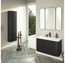 Modernes Badezimmer mit Waschtisch, Spiegel, Handtuchhalter und Hochschrank