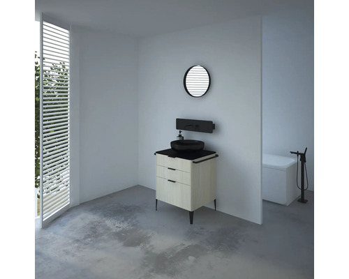 Modernes Badezimmer mit Waschtisch, Spiegel und Badewanne