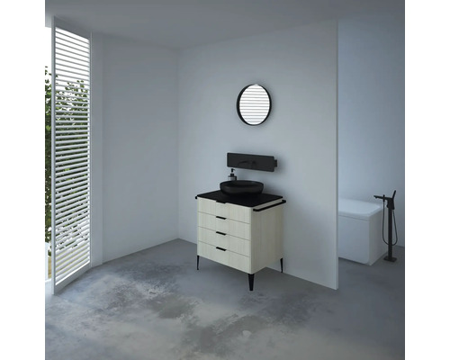 Badezimmer mit Waschtischunterschrank, Aufsatzwaschbecken, Spiegel und Badewanne