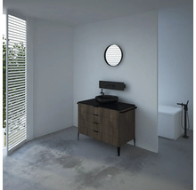 Modernes Badezimmer mit Waschtisch, Spiegel und Badewanne.