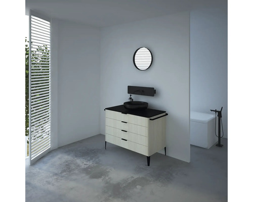 Badezimmer mit Waschtischunterschrank, Waschbecken, Spiegel und Badewanne