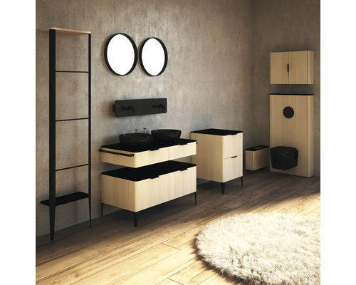 Badezimmer mit Waschtisch, Spiegeln, Regal und Toilette in hellem Holzdesign