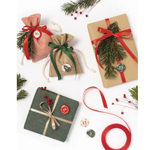 Weihnachtliche Szene mit Geschenken, Adventskalendertüten und Tannenzweigen