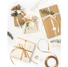 Dekorativ verpackte Geschenke und Adventskalender-Säckchen mit Bändern und Zahlenaufklebern