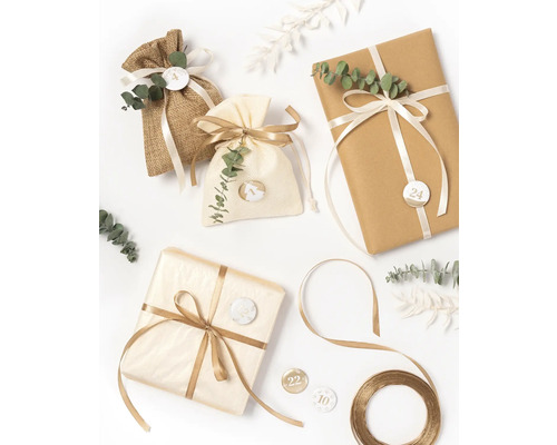 Dekorativ verpackte Geschenke und Adventskalender-Säckchen mit Bändern und Zahlenaufklebern