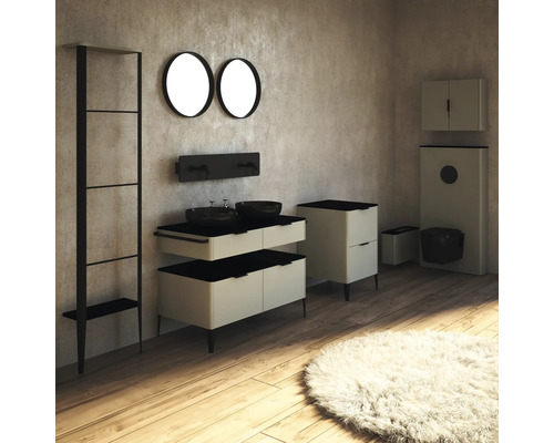 Badezimmer mit Waschtisch, Spiegeln, Regal und Toilette.
