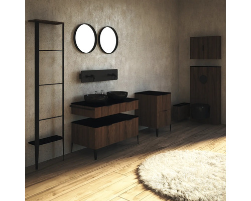 Badezimmer mit Waschtisch, Spiegeln, Regal und Toilette in dunklen Farben für ein modernes Ambiente