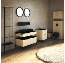 Badezimmer mit Waschtisch, Spiegeln, Regal und Toilette