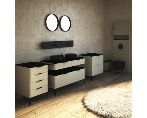 Badezimmer mit Waschtisch, Spiegeln und Badmöbeln in hellem Design