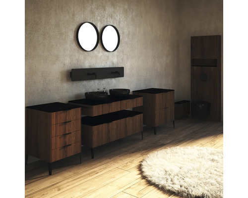 Badezimmer mit Waschtisch, Unterschrank, zwei Spiegeln und Toilette