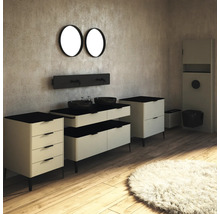 Badezimmer mit Waschtisch, Spiegeln und Toilette in einem hellen und modernen Design