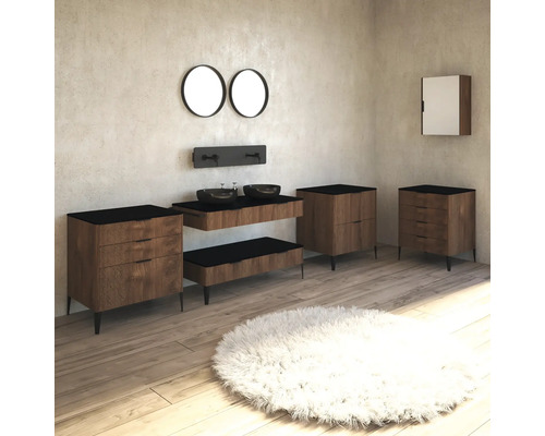 Badezimmer mit Waschtischen, Unterschränken, Spiegeln und Teppich