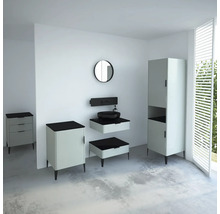 Modernes Badezimmerensemble mit Waschbecken, Spiegel, Waschtisch, Unterschrank und Hochschrank.