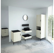Badezimmer mit Waschtisch, Spiegel, Unterschrank und Hochschrank in hellem Holzdekor mit schwarzen Akzenten.