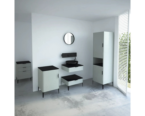 Modernes Badezimmer mit Waschtisch, Spiegelschrank und Hochschrank in hellem Design