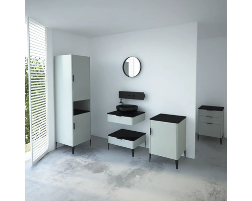 Badezimmer mit Waschbecken, Spiegel, Waschtischunterschrank, Hochschrank und Kommode