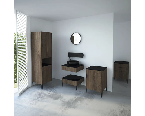 Modernes Badezimmer mit Waschtisch, Spiegelschrank, Unterschrank und Kommode.