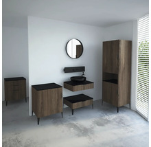 Badezimmerensemble mit Waschtisch, Spiegel, Unterschrank und Hochschrank für eine moderne Einrichtung.